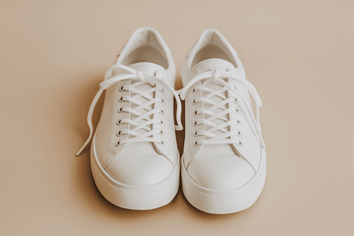 Sneaker aus der Seitenansicht fotografiert